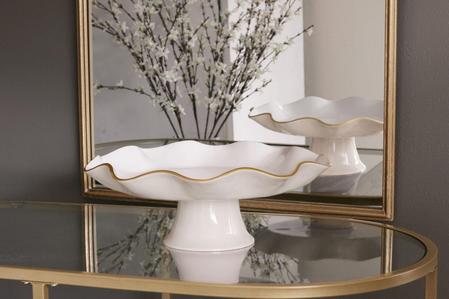 ENCANTO Carola Pedestal Cake Plate (Cream and White)