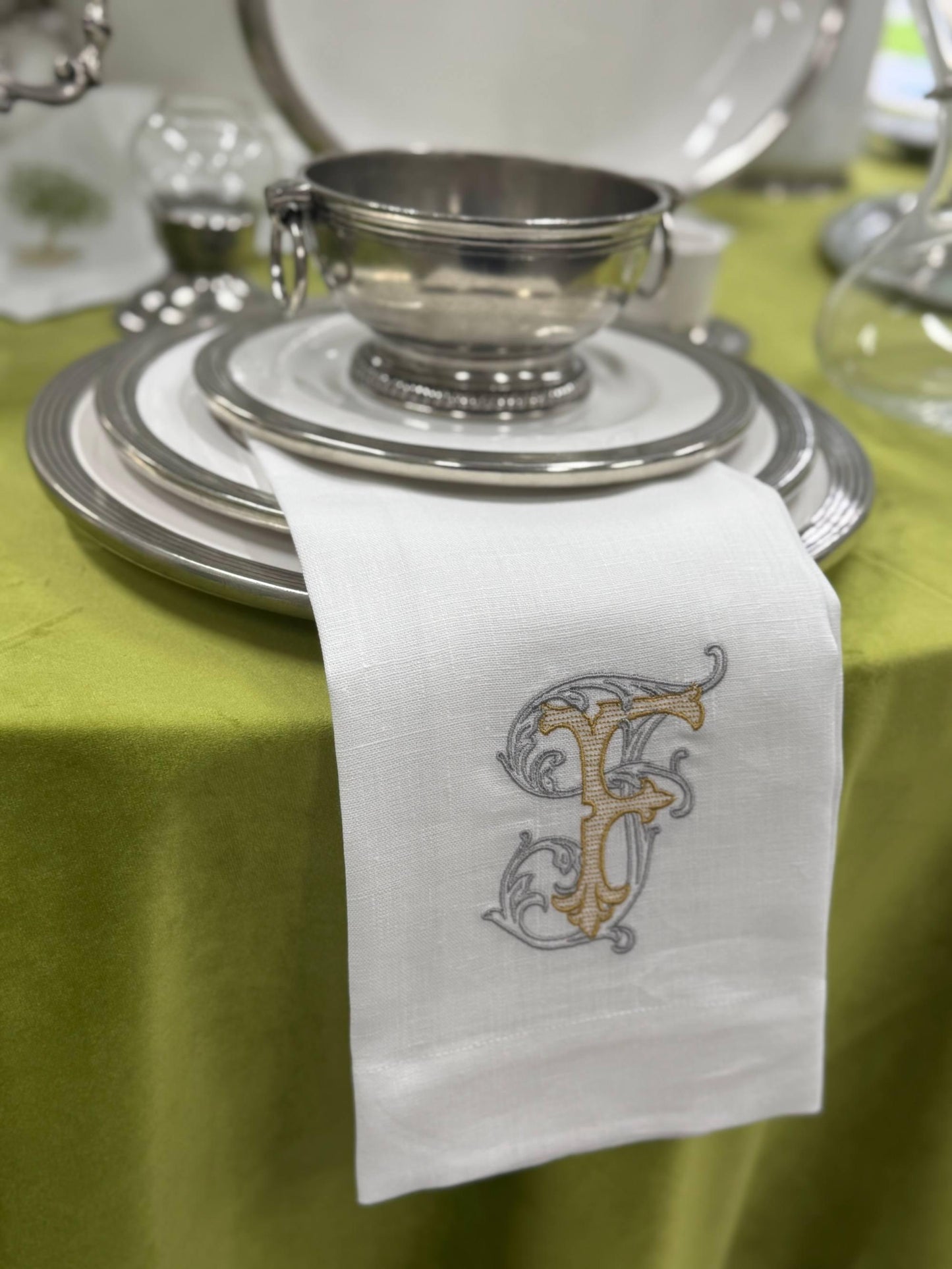 Towel, Vintage Vine Monogram F, White (Gold/Platinum)