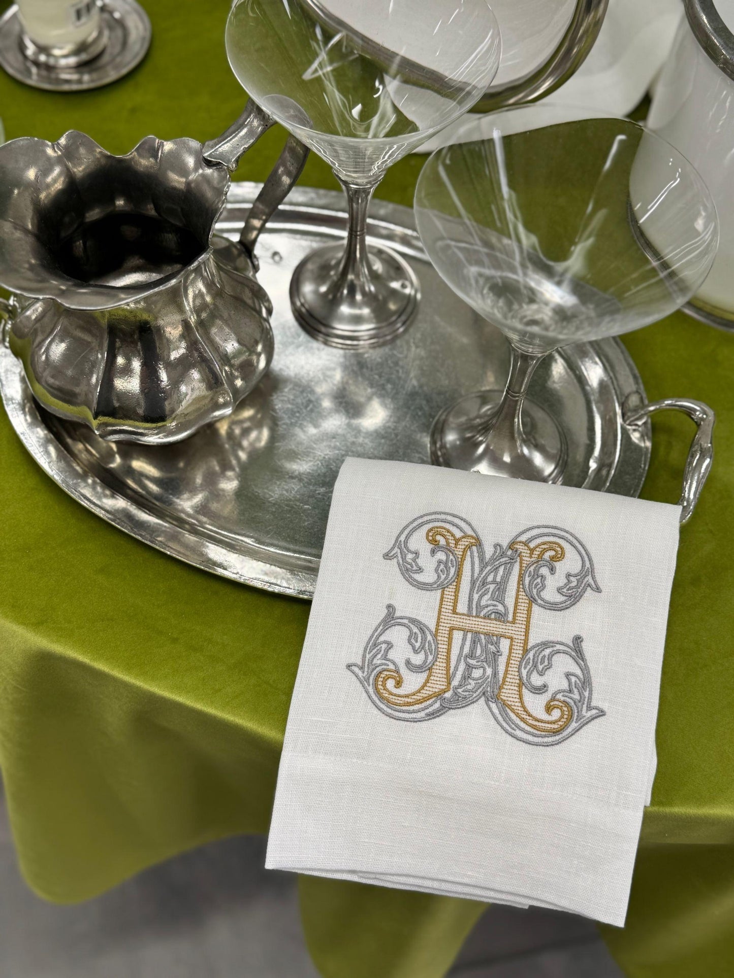Towel, Vintage Vine Monogram H, White (Gold/Platinum)