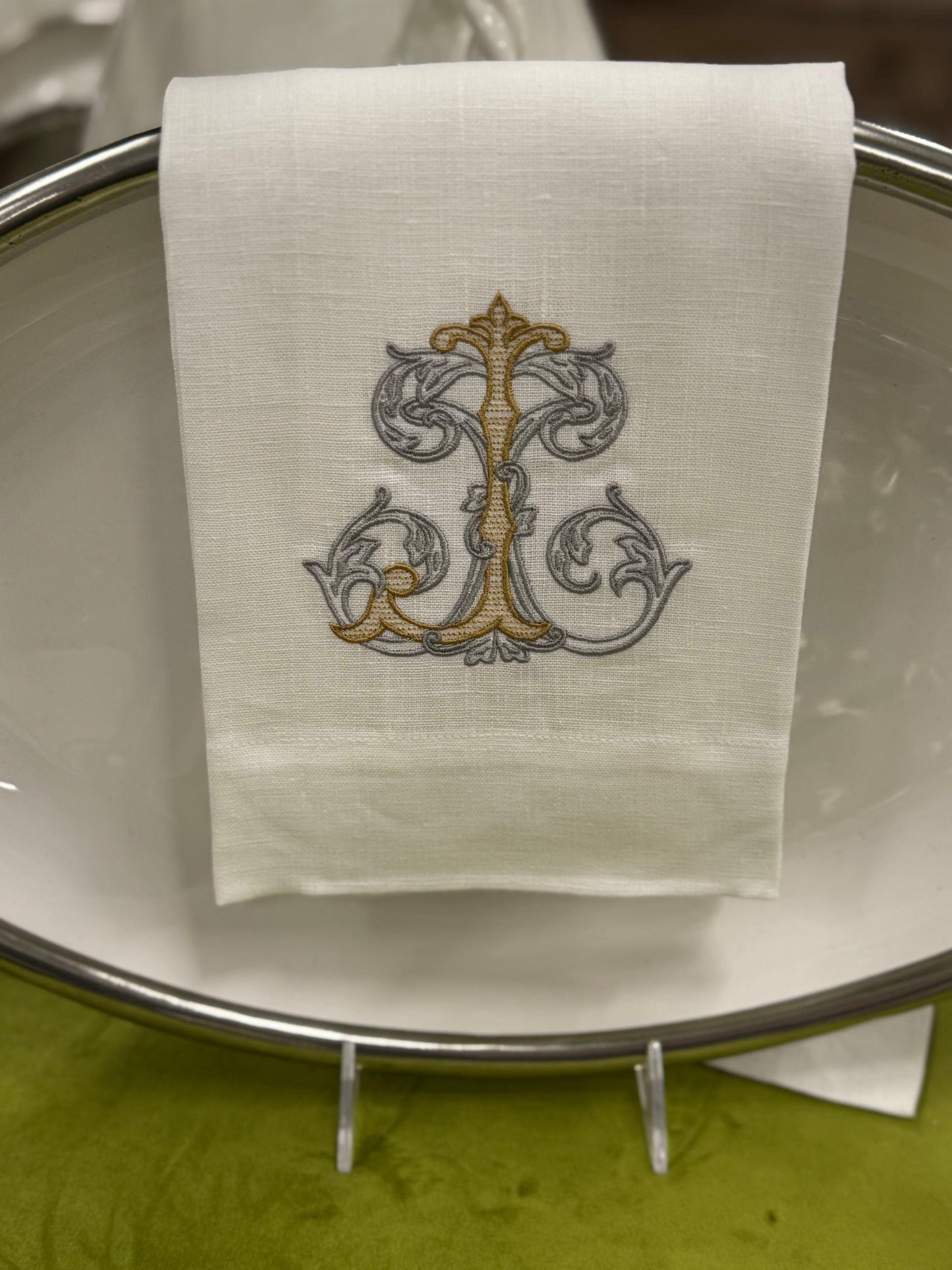 Towel, Vintage Vine Monogram J, White (Gold/Platinum)