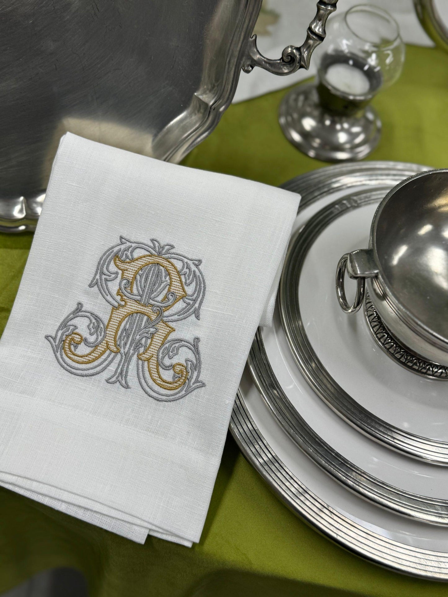 Towel, Vintage Vine Monogram R, White (Gold/Platinum)
