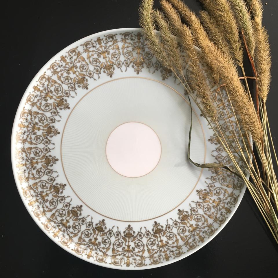 Round cake platter