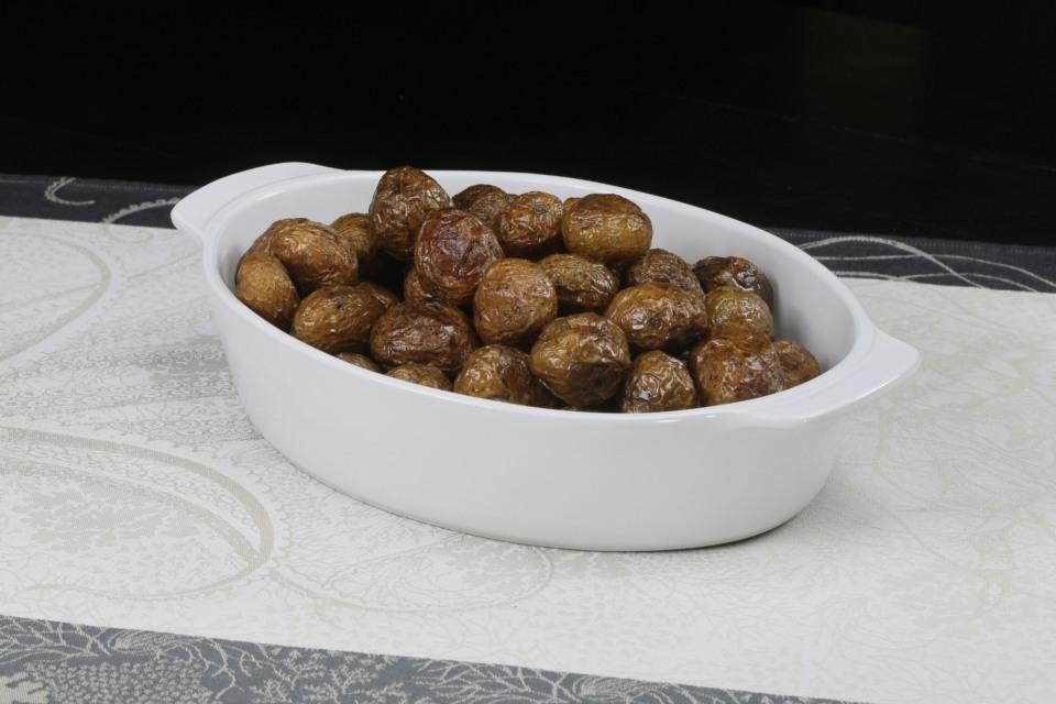 Calaisio Oval Casserol Stoneware Roaster Medium, White 3QT
