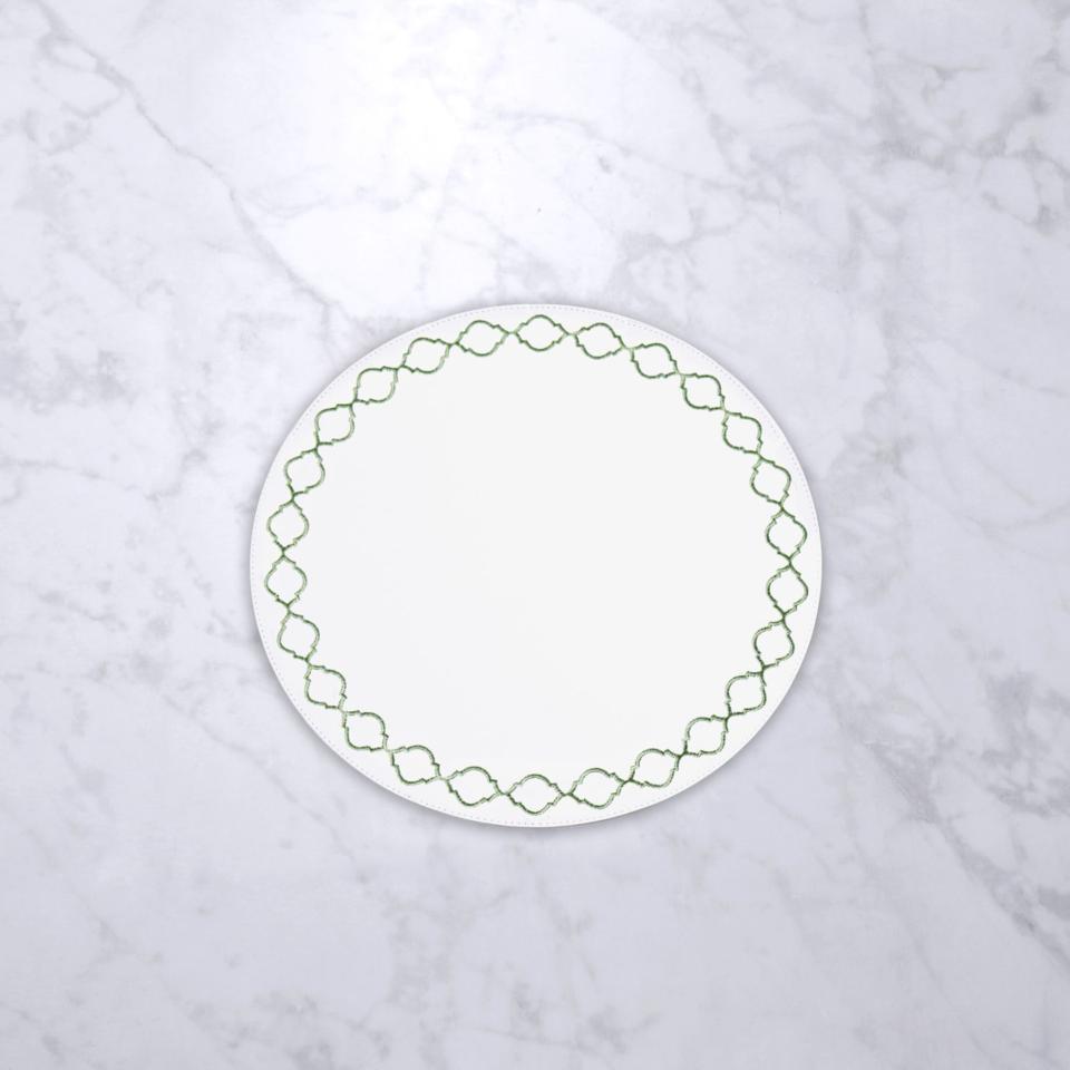 Round Embroidered Quatrefoil 15.5" Round Placemats Set of 4 (Green)
