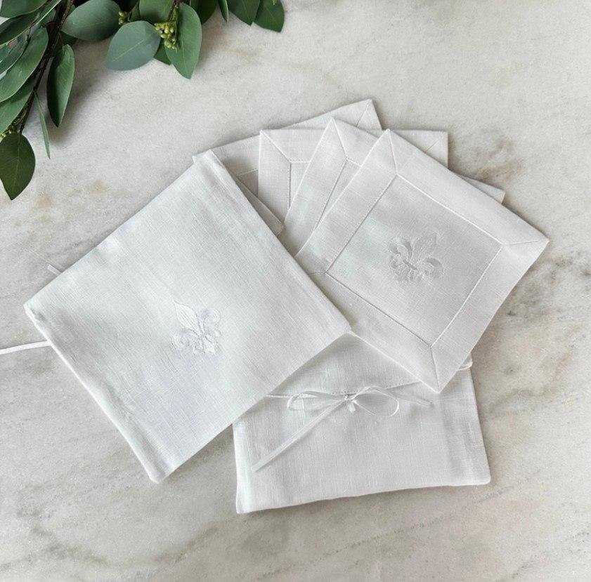 Fleur de lis Cocktail Napkin Set, White (White)