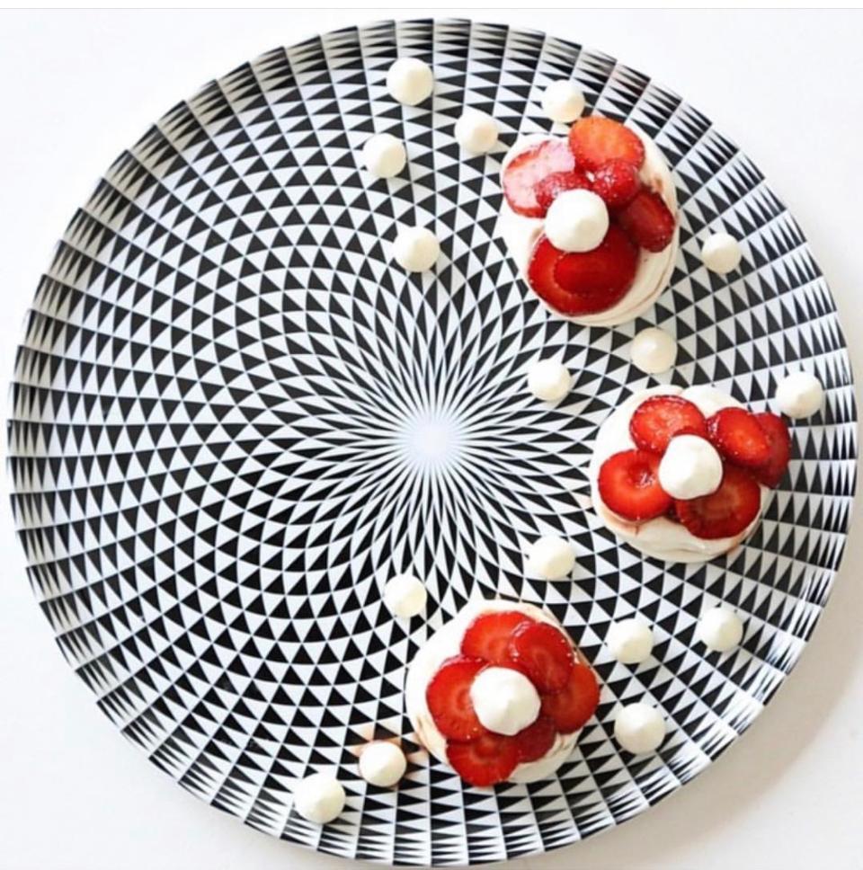 Round cake platter