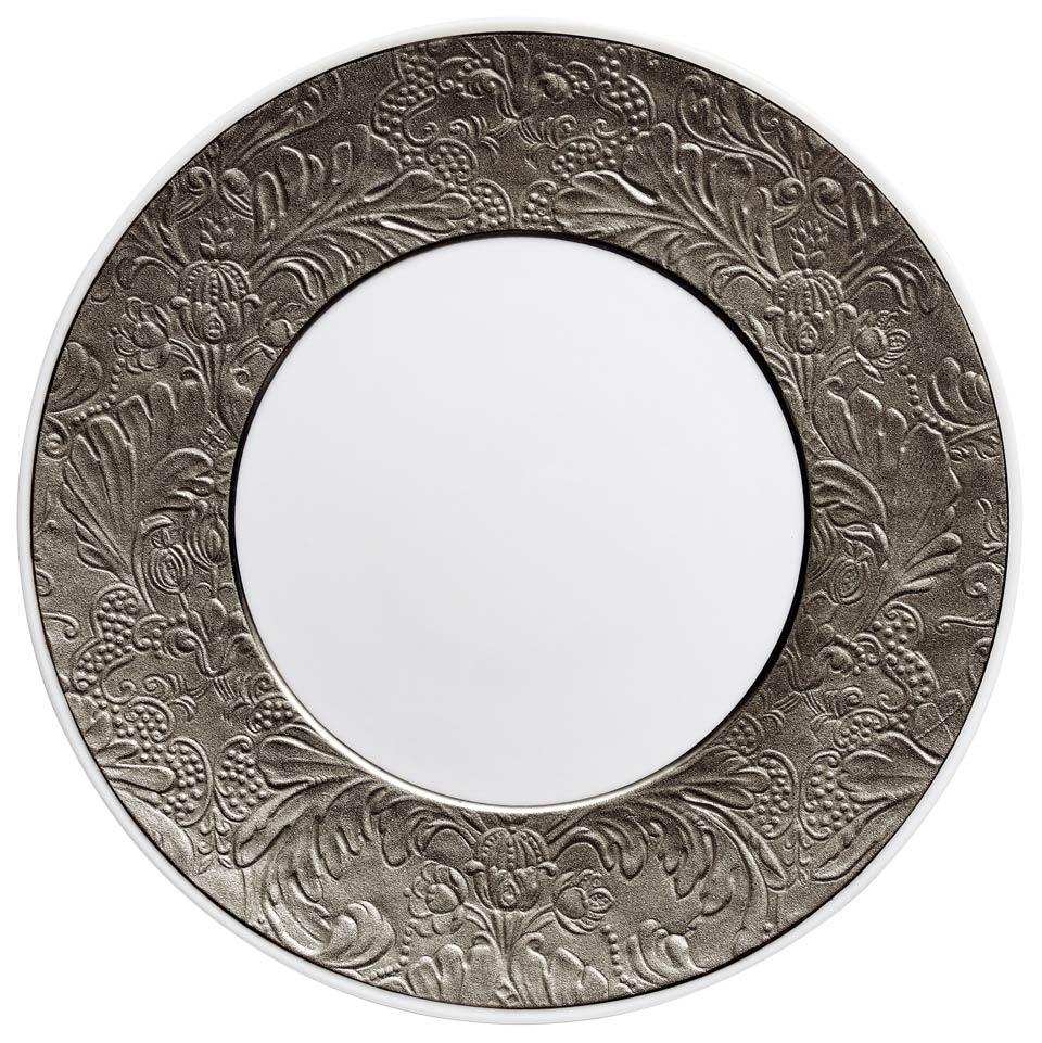 American Dinner Plate w/ Engraved Rim 10.6 in