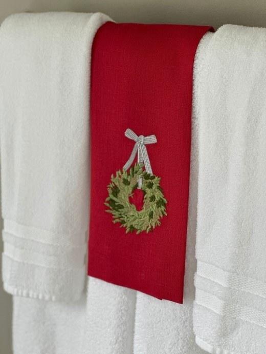 Boxwood Holiday Wreath, Red (Green Multi)