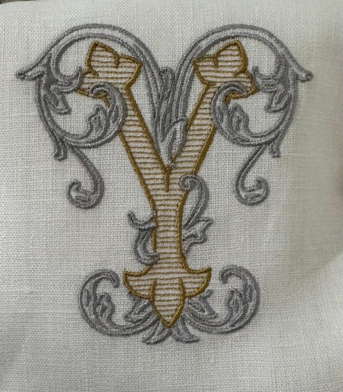 Towel, Vintage Vine Monogram Y, White (Gold/Platinum)